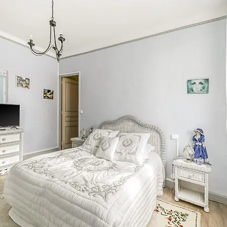 Charming Town Centre House With Garden, Cleaning Included Holiday home