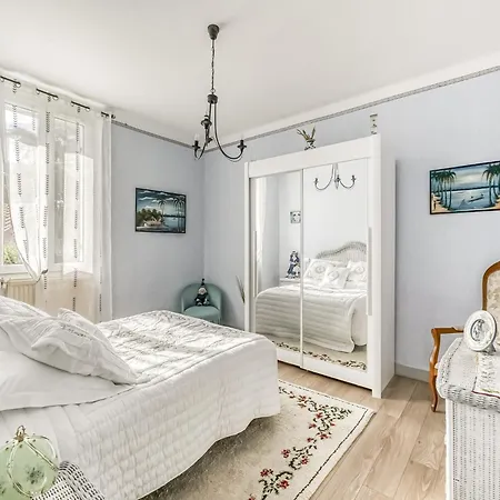 Charming Town Centre House With Garden, Cleaning Included Holiday home *