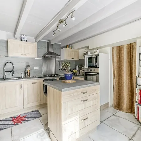 Charming Town Centre House With Garden, Cleaning Included Holiday home Dax